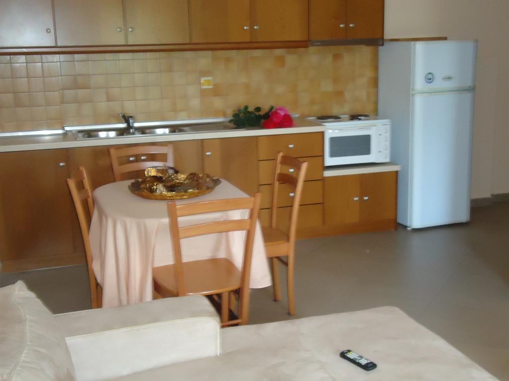Almini Apartments Plataria Bagian luar foto