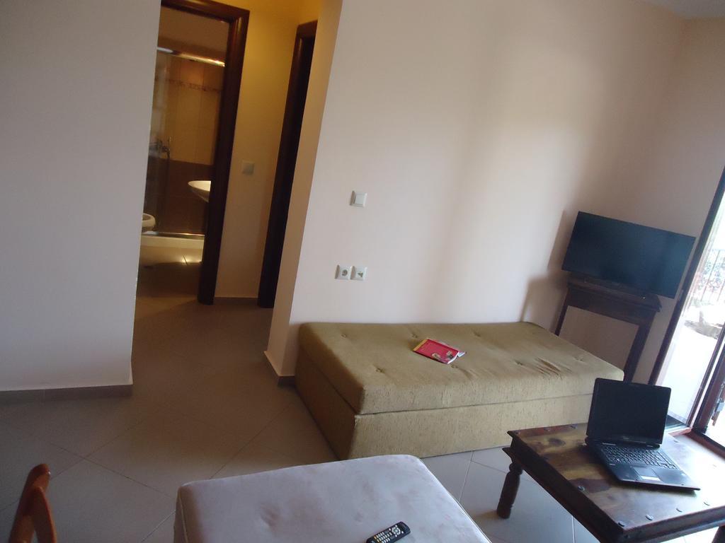 Almini Apartments Plataria Bagian luar foto