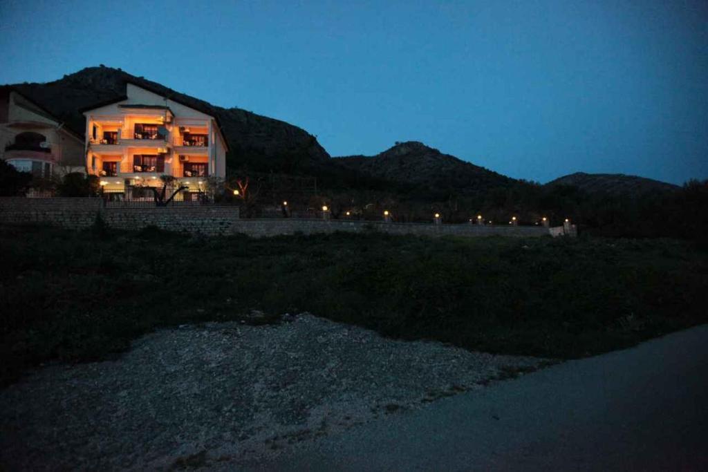 Almini Apartments Plataria Bagian luar foto