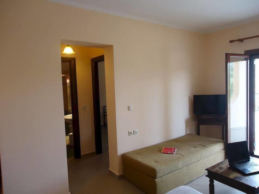 Almini Apartments Plataria Bagian luar foto