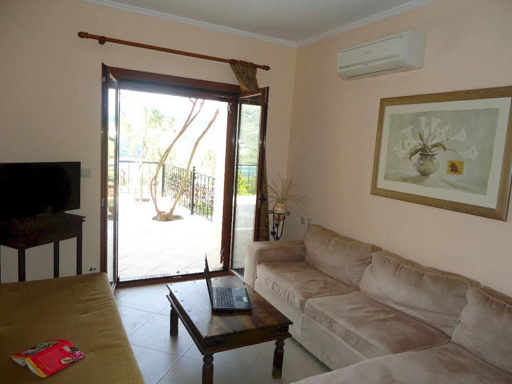 Almini Apartments Plataria Bagian luar foto