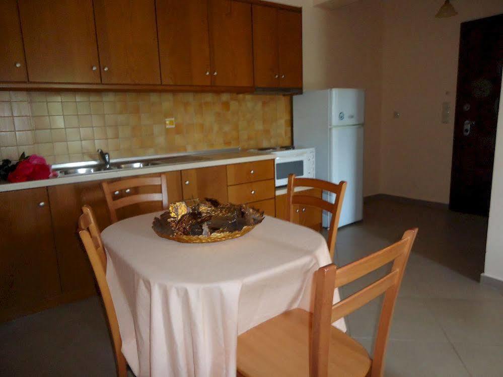 Almini Apartments Plataria Bagian luar foto